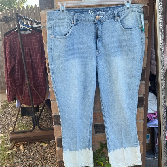 DG2 by Diane Gilman Light Wash Cropped Jeans - Picture 1 of 3